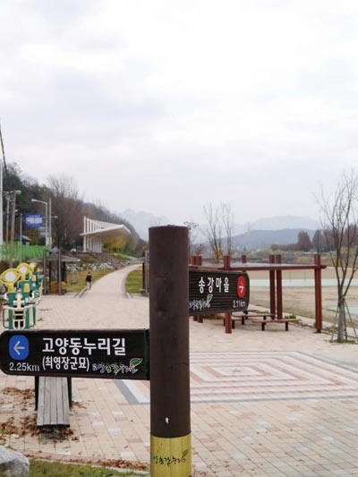 걷기 코스인 고양동누리길 표지판이 간혹 나와서 오히려 길을 헷갈리게 만들기도 한다. 자전거길은 강변만 따라가면 된다.
