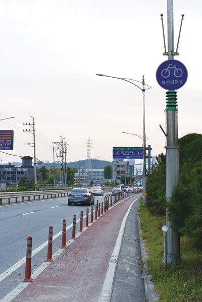 신갈분기점을 돌아나가는 도로변 자전거길. 구획 폴대가 서 있어 조금은 안심된다.