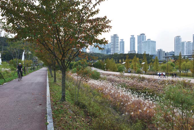 기흥저수지(신갈저수지)를 거쳐 기흥동탄톨게이트를 지나 오산천 옆으로 다시 나서면 동탄신도시의 고층아파트가 보인다. 사진은 동탄신도시 노작호수공원