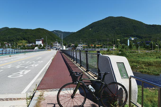 소요산역 남쪽의 소요교 다리를 건너면 왼쪽으로 자전거길이 시작된다. 사진은 다리를 건너와서 소요산 방면으로 본 모습. 맞은편 산이 소요산(588m)이다.