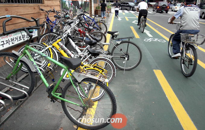 
	공영자전거 보관소에 자전거들이 무질서하게 방치되어 있다.
