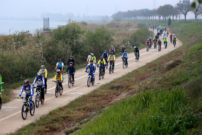 
	서천군은 이달부터 11월까지 금강하구 자전거길을 운영한다고 밝혔다.
