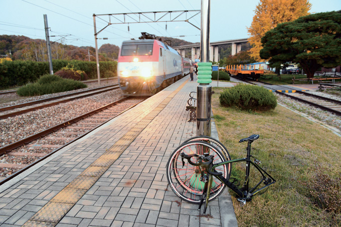 중앙선 동화역. 수도권 전철이 미치지 않아 무궁화호를 탄다. 접이식 자전거가 아니면 바퀴라도 분리해야 승차가 가능하다