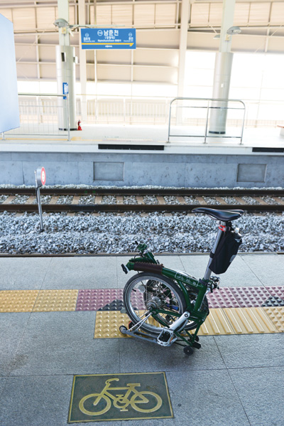 남춘천역 플랫폼에는 자전거 승차 위치가 표시되어 있다