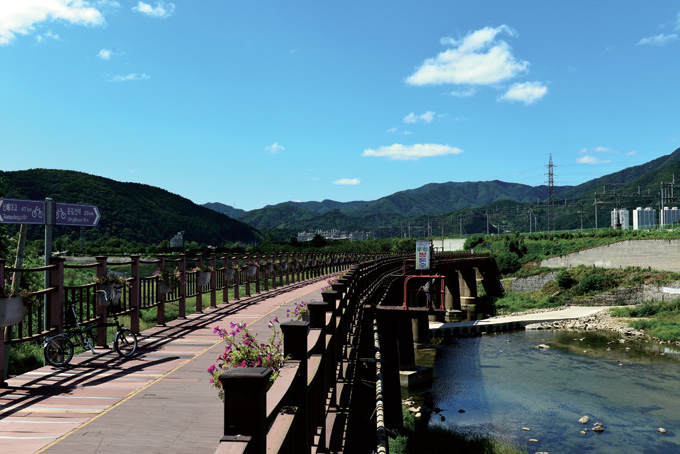청평 부근 조종천을 건너는 옛 철교는 예쁜 자전거길로 재활용되었다