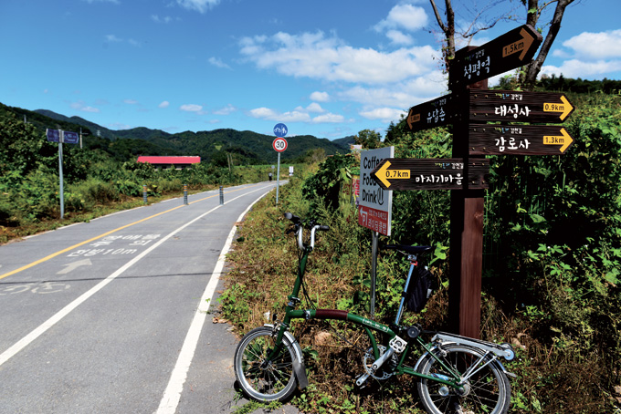 하늘도, 길도, 이정표도 예뻐 발길이 절로 멈춘다
