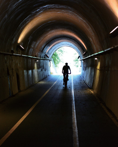 청평에서 가평읍으로 넘어가는 색현터널. 한때 열차가 다니던 터널을 자전거로 통과하는 것은 이색적인 경험이다
