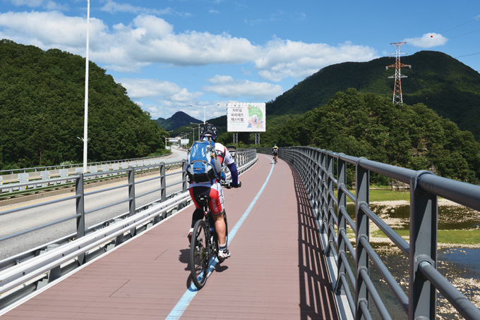 가평읍에서 북한강을 건너는 경강교