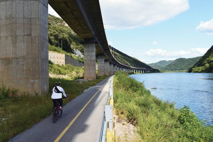 강촌에서 의암댐으로 향하는 강변길은 46번 국도의 장대한 고가도로 아래를 지난다