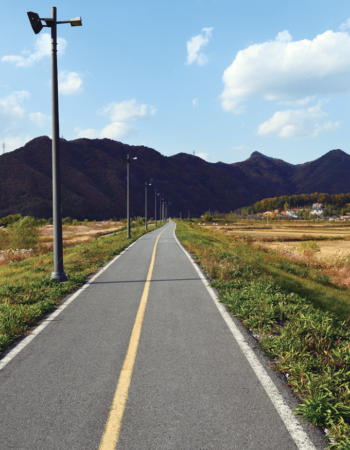 문막에서 간현유원지로 이어지는 한적한 자전거길. 본격적인 산악지대를 과시하듯 깊고 어두운 산줄기가 긴장감을 불
러 일으킨다