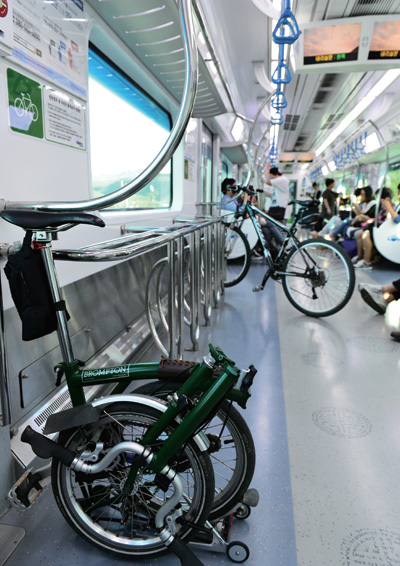 경춘선 전철은 평일에도 자전거 승차가 가능하고 객차에는 거치대까지 마련해 놓았다