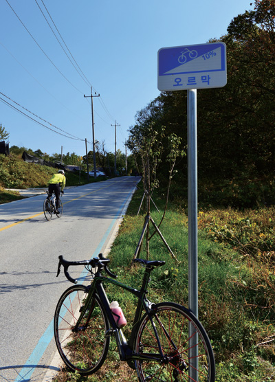 시원하게 뚫린 남한강 자전거길 