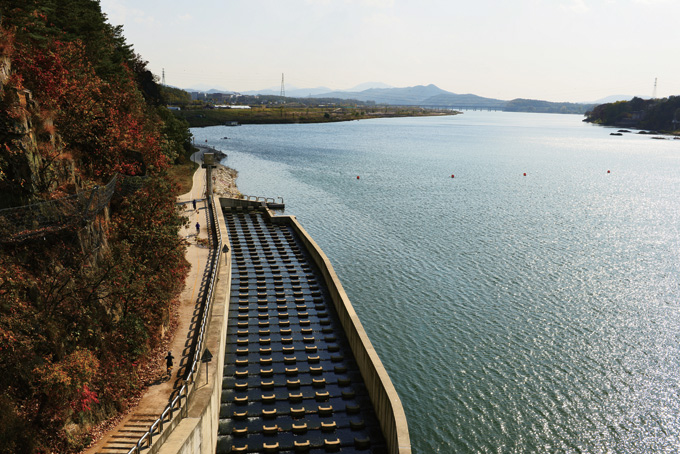 강천보에서 바라본 상류 방면 풍경. 물고기 통과를 위해 만든 어도 옆으로 벼랑끝 자전거길이 실낱같고, 보 덕분에 강에는 물이 가득 찼다