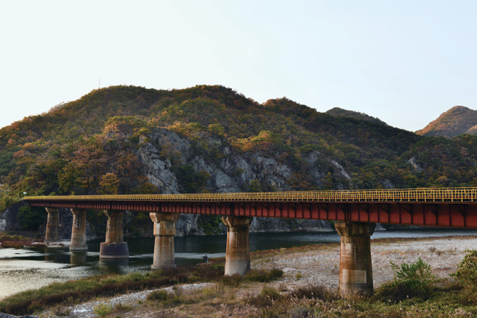 버려진 철교를 레일바이크 코스로 활용한 간현유원지 풍경
