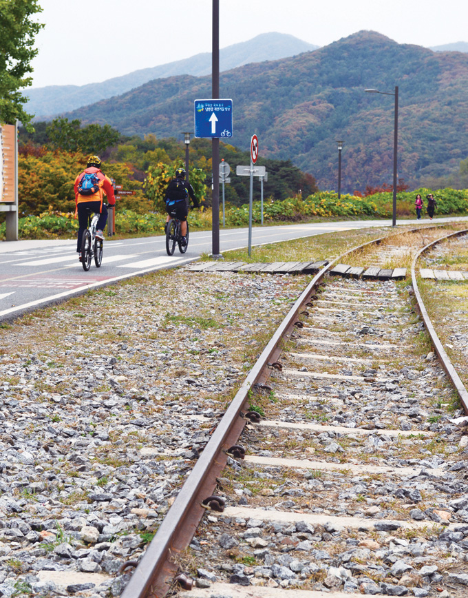 철길은 기계라기보다 서정적인 추억을 일깨우는 영원의 평행선이다. 자전거길은 중앙선 폐철로를 재활용해 중간중간 레일을 볼 수 있다(능내역 근처)