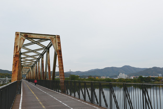 북한강철교는 이 코스의 백미다. 80년 세월의 온갖 사연들이 녹슨 난간에 덕지덕지 묻어 있는 듯