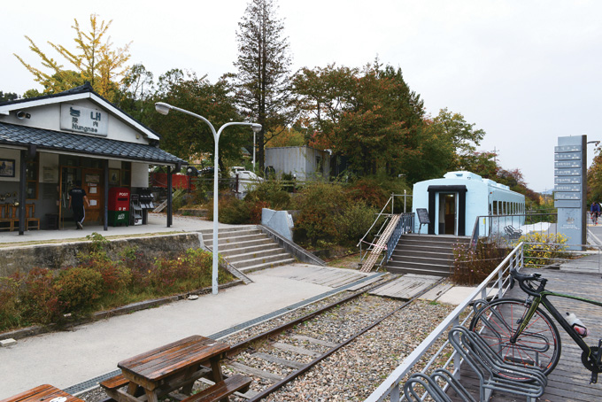 작은 시골역이던 능내역은 분위기 있는 휴게소로 꾸며졌다