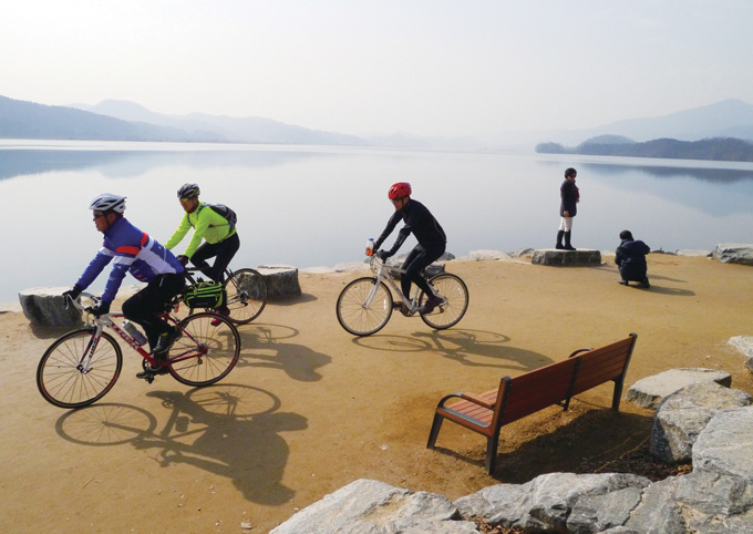 남한강과 북한강이 모여 팔당호를 이루는 물가 깊숙이 돌출한 두물머리. 이 고적하고 아름다운 호반에서 연인들은 추억을 남기고 자전거는 감탄을 흘린다