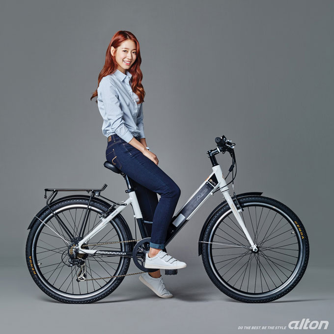 
	알톤스포츠 전기자전거 ‘알톤 시티’를 타고 있는 모델 박신혜

