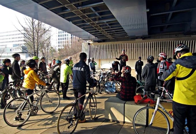 
	여의도에 있는 서울색공원에 50여 명의 라이더들이 모여 경기도 광주에 있는 ‘위안부 나눔의 집’까지 50km가 넘는 거리를 자전거로 달렸다.
