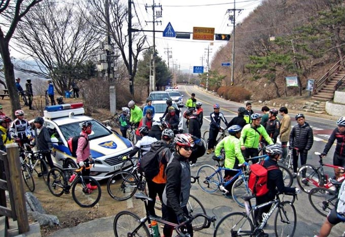 
	차도 24km 구간에서는 성남 중원 경찰서와 광주 경찰서의 지원을 받아 안전사고 발생 없이 안전한 라이딩을 이어갈 수 있었다.
