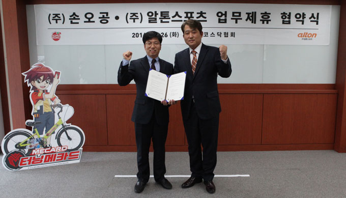 
	알톤스포츠의 김신성 대표이사(오른쪽)와 손오공 김종완 대표이사가 MOU 체결 이후 포즈를 취하고 있다.

