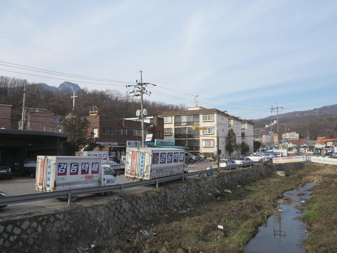 구석말 좁은 골짜기에 들어선 주택과 가게들로 어수선한 중랑천(양주시 마전동)