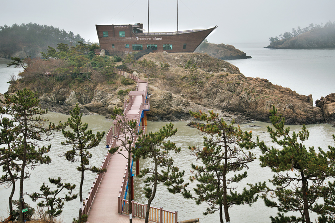 신안해저유물발굴기념비 부근의 작은 섬에 세워진 배 모양의 건물.