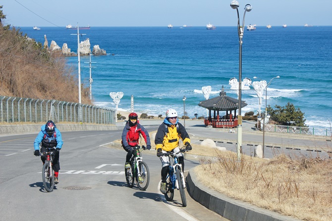동해안 자전거길을 달리는 동호인들. 해안도로를 따라 볼거리와 먹거리가 즐비하다.