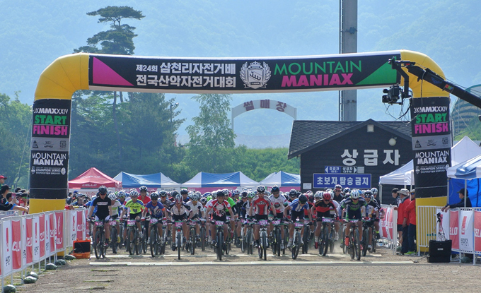 
	무주 덕유산 리조트에서 개최된  '제24회 삼천리자전거배 전국 산악자전거대회'에는 총 1300명의 선수가 참가했다. 
