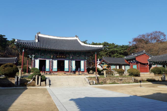 사찰이라기보다 궁궐을 닮은 용주사