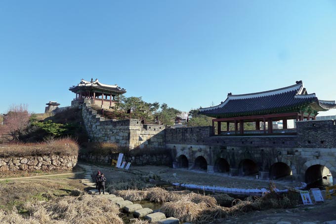 수구가 나 있는 화홍문과 방화수류정. 전쟁시설이라고 믿기지 않을 정도로 건축미가 빼어나다.