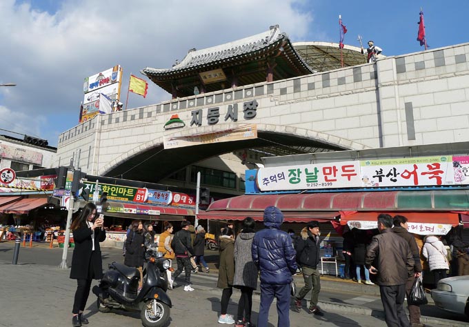 팔달문 근처의 지동시장은 먹거리장터로 유명하다.