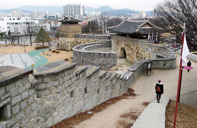 화서문과 서북공심돈. 공심돈은 속이 빈 높은 건물로 공격과 방어를 위한 시설이다.