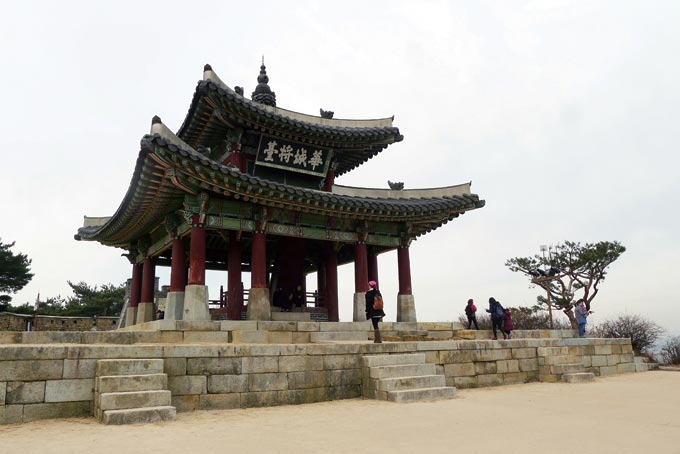 군사훈련 지휘대인 서장대(화성장대)도 서노대 옆 가장 높은 곳에 자리하고 있다.