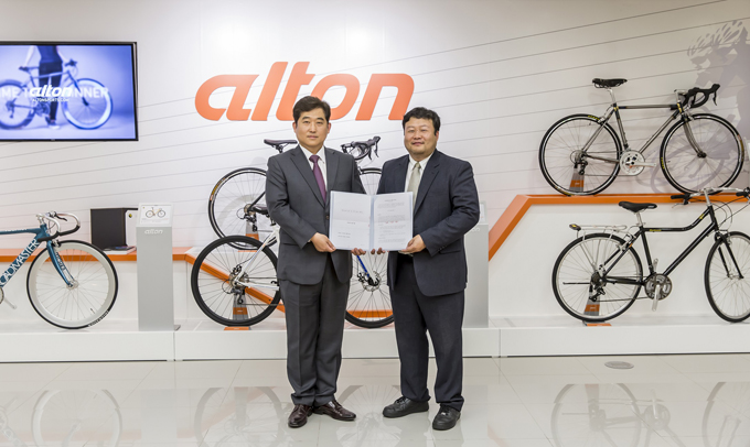 
	전기자전거 휠을 공동 개발하기로 한 (왼쪽부터) 알톤스포츠 김신성 대표이사와 하이코어 박동현 대표
