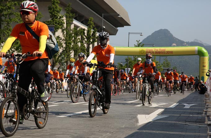 
	'셰어더로드 자전거 퍼레이드 2016' 참가자들이 알톤스포츠가 증정한 오렌지색 셔츠를 입고 광화문 광장을 출발하고 있다.
