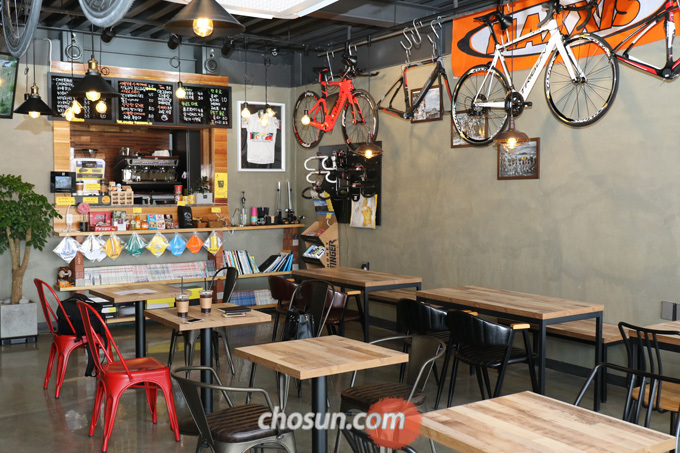 
	저렴하고 부담 없는 메뉴에, 합리적인 쇼핑과 전문적인 자전거 정비가 가능한 '카페 뚜르드'
