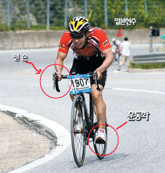 김팔용씨는 2007년 장비를 제대로 갖추지 않고도 대회에서 우승했다. 이 장면을 설명한 사진이 인터넷에 돌면서 그는 ‘스타’가 됐다.