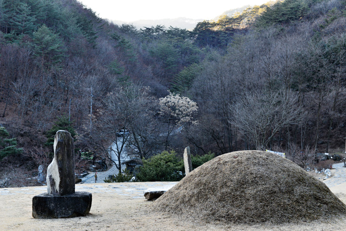 
	김삿갓 묘 맞은편으로 보이는 골짜기를 따라 1.8km를 올라가야 생가가 나온다.

