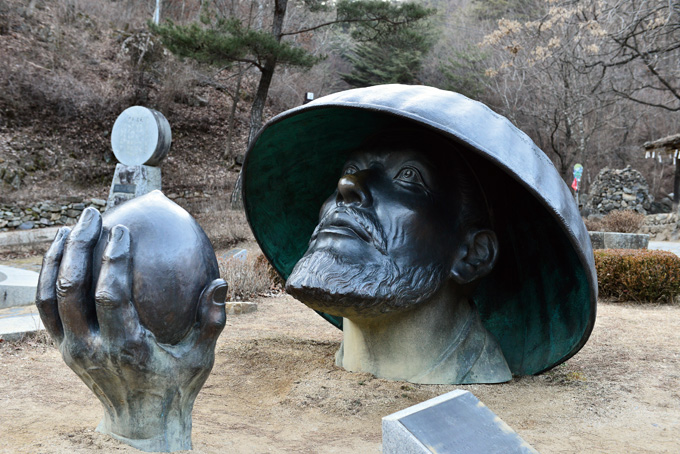 
	김삿갓 묘 아래에 있는 조형물
