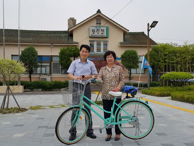 
	박은자 심천면장과 정문석 심천역장이 관광 전용 자전거 대여서비스 업무협약을 가졌다.
