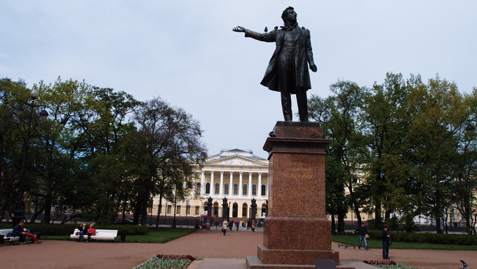 
	예술광장. 푸슈킨 동상 뒤로 보이는 건물이 러시아 박물관
