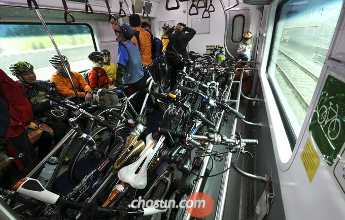 
	인천교통공사는 전동차 운영여건과 고객의 안전을 고려해 주말과 공휴일 자전거 휴대 탑승을 금지한다고 밝혔다.
