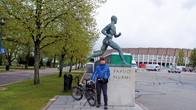 
	1952년 올림픽스타디움 앞에 있는 핀란드 육상의 전설 파보 누르미 상
