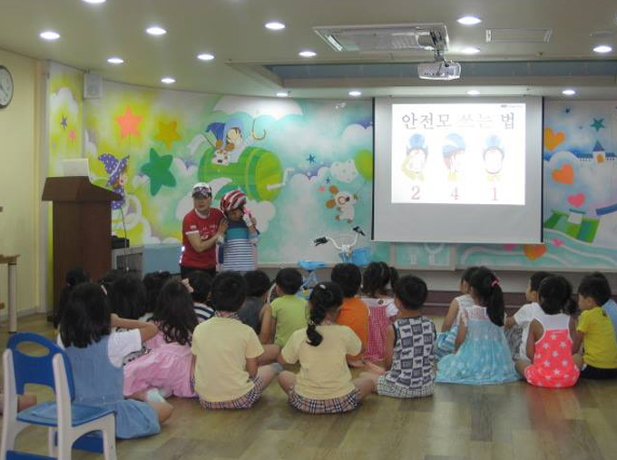 
	‘자전거 교통안전교실’에서는 자전거 교통법규, 통행방법 등 이론수업과 안전 장구 착용법, 자전거 타기 교육 등 실습수업을 함께 진행한다.
