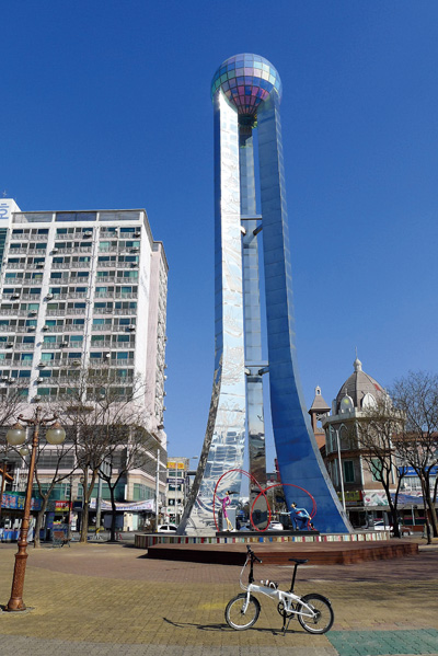 
	월곶포구의 상징인 미래탑
