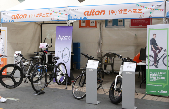 
	서울 자전거 축제에 참여한 알톤스포츠 홍보부스. 전기자전거를 비롯한 미래형 자전거를 전시하고 시승 행사를 가졌다.
