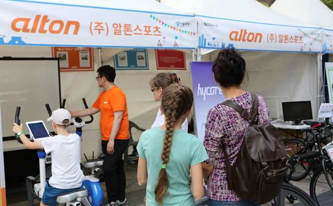 
	서울 자전거 축제에서 시민들이 ‘IoT 헬스바이크’를 체험하고 전기자전거를 관람하고 있다.
