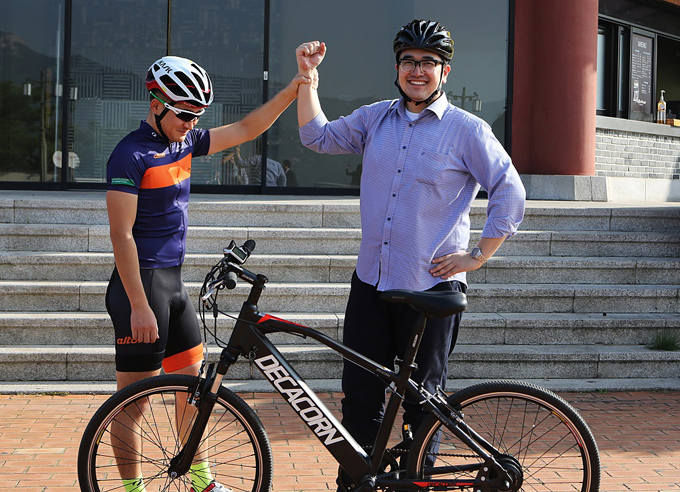 
	주행 대결 후 동호인 선수가 전기자전거의 승리를 인정하고 있다.
